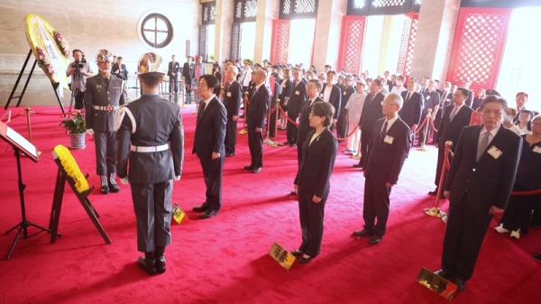 「中華民國114年秋祭忠烈殉職人員典禮」3日在台北圓山忠烈祠舉行，總統賴清德（前左2）3日帶領副總統蕭美琴（前左3）及五院院長及代表向陣亡國軍官士兵與為國殉職人員致祭。
