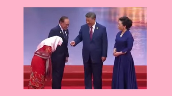 在上合峰会上，马来西亚首相夫人旺阿芝莎拒与习近平握手。
