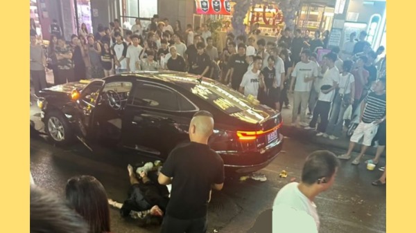 9月6日晚上，武汉花楼步行街有一辆轿车冲撞人群，多人浴血倒地。