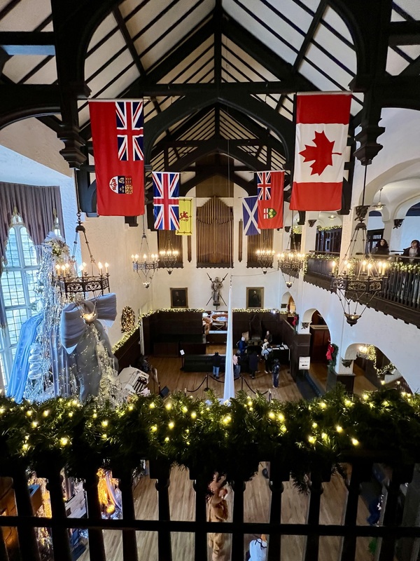 從男主人房看大廳,對面牆上有管風琴。是聖誕節演出場地之一