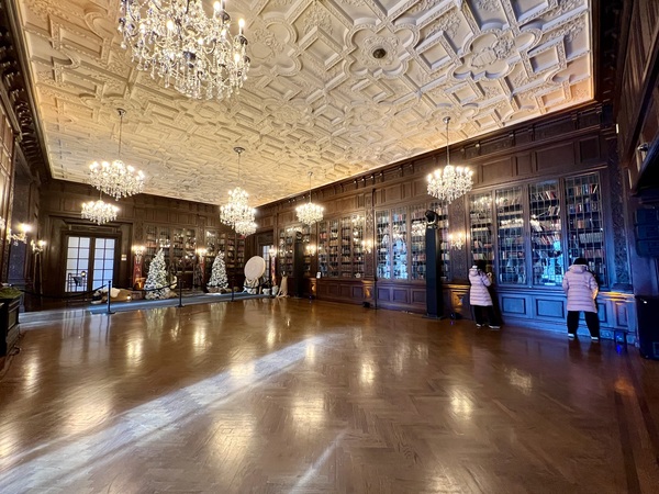 寬敞明亮的圖書館,傢俱搬空作為聖誕節演出場地之一