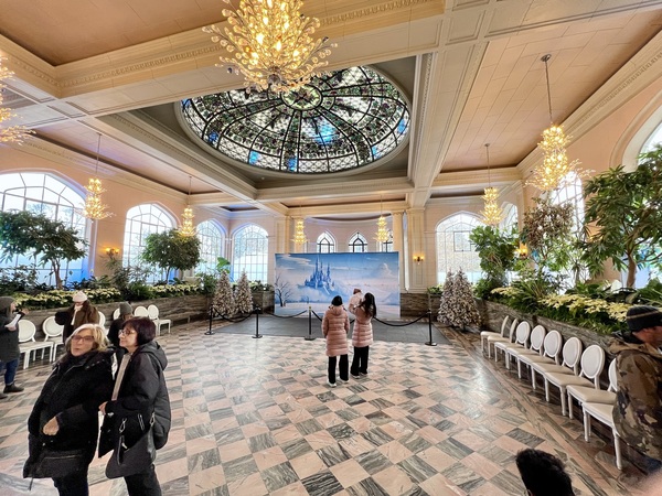 有巨大天窗的溫室,也是聖誕節演出場地之一