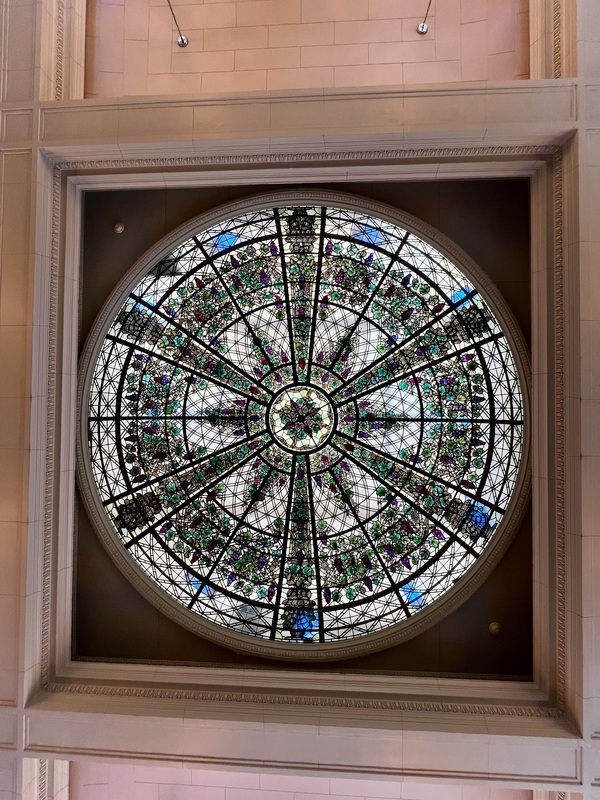 溫室的穹頂玻璃天窗,滿是葡萄圖案