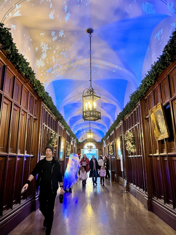 一樓的主要走廊:孔雀巷