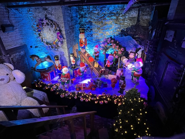 地道旁的聖誕裝飾