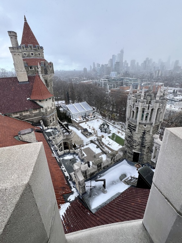 從塔樓垛口遠眺多倫多市中心