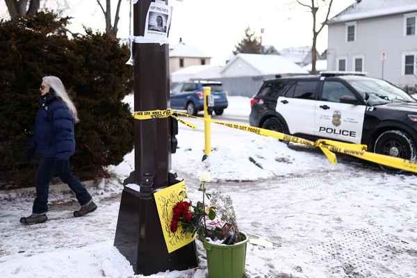 2026年1月10日,人们聚集在明尼阿波利斯一个简易纪念地,为37岁的蕾妮·妮可·古德(Renee Nicole Good)哀悼。