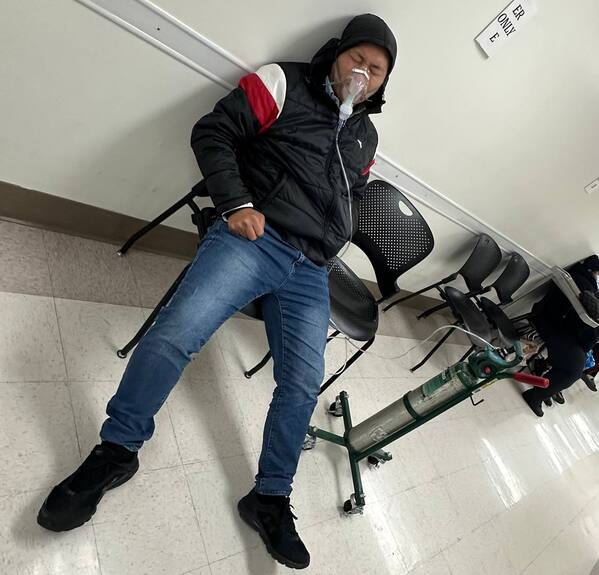 2025年1月4日，中共洛杉磯領館保安對前去抗議的中國民主黨國際聯盟黨員噴化學武器，導致聯盟主席界立建受傷，圖為他在急診室吸氧。他表示，事情過去好幾天，還是感覺胸很悶，醒來眼睛痛，白天流眼淚，眼屎多。（界立建提供）