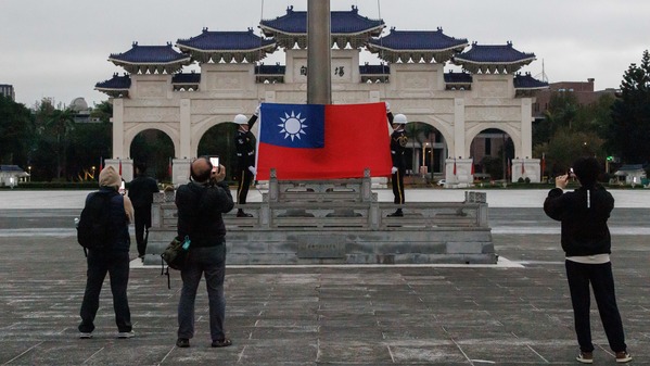 绿委沈伯洋今天指出，中共渗透不仅限于“机密参数”，真正要的是“全方位的资讯”。（图片来源： CHENG Yu-chen / AFP via Getty Images) 