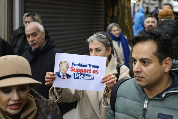 2026年1月11日,在土耳其伊斯坦布爾伊朗領事館外舉行的一場示威活動中,一名反伊朗政權的抗議者舉著一塊標語牌,上面寫著「川普總統,請支持我們」。