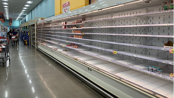 2021年2月20日,在美國德州休士頓,冬季風暴「烏裡」過後,數百萬人斷電,水管爆裂,顧客們在幾乎空蕩蕩的超市貨架旁徘徊。德州當局已恢復全州電力供應,緩解了連日來史無前例的嚴寒天氣,但截至2021年2月20日,仍有數百萬人面臨飲用水短缺的困境。(FRANCOIS PICARD/AFP via Getty Images)(16:9)