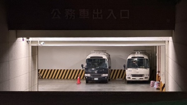 林宸佑等6人涉犯國安法聲押獲准。圖為橋頭地檢署等待移送犯嫌車輛照片。（圖片來源：中央社）