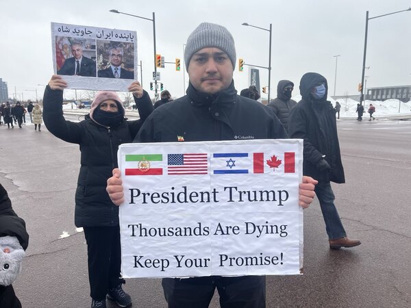 图为参加集会游行的伊朗裔企业家Amin