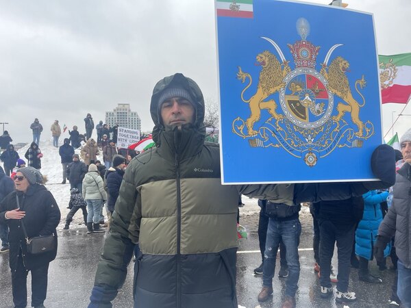 2026年1月17日，逾10万伊朗人在加拿大安省大多区列治文山市举行大型集会游行，声援伊朗人民推翻哈梅内伊政权，抗议大屠杀，并呼吁国际社会援助。（看中国肖然摄）