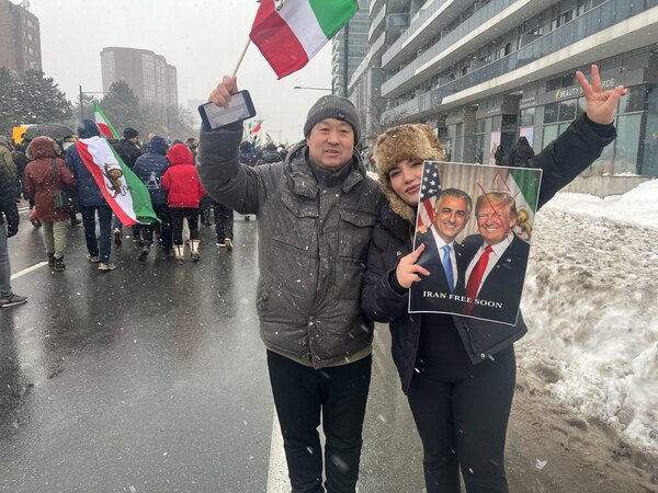 2026年1月17日，逾10万伊朗人在加拿大安省大多区列治文山市举行大型集会游行，声援伊朗人民推翻哈梅内伊政权，抗议大屠杀，并呼吁国际社会援助。图为华人David Shao(左)参加集会声援伊朗民众（看中国肖然摄）上傳者:aprilzhu ---上傳時間:2026-01-18 14:08:34.606685