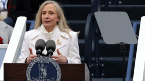 弗吉尼亚州首位女州长宣誓就职(组图)