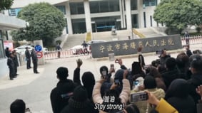 千人齐聚法院声援“小洛熙”家属鞠躬跪谢感动全网(图)