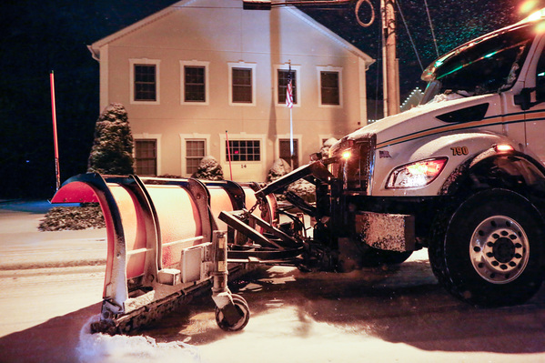 2025年12月26日:在新泽西州克洛斯特,一辆扫雪车正在清理街道。