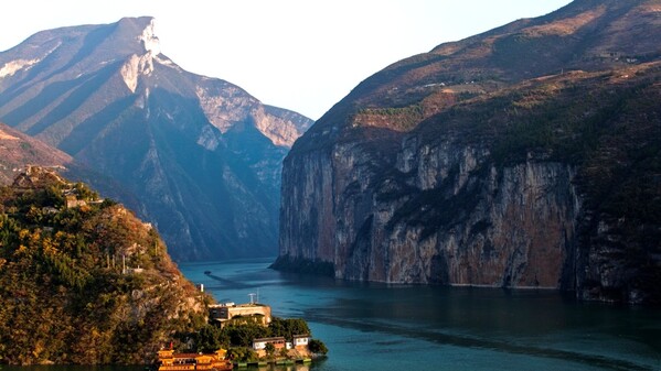 重庆,从白帝城眺望长江上的瞿塘峡