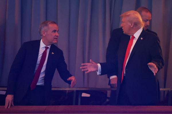 加拿大总理马克·卡尼和美国总统唐纳德·川普于2025年12月5日在华盛顿特区约翰·肯尼迪表演艺术中心出席 2026 年国际足联世界杯官方抽签仪式。