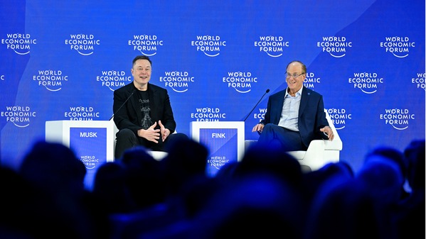 SpaceX和特斯拉執行長、南非裔加拿大籍美國商人馬斯克(左)於2026年1月22日在達沃斯舉行的世界經濟論壇年會上與貝萊德董事長兼世界經濟論壇聯席主席拉里·芬克交談。世界經濟論壇於2026年1月19日至23日在達沃斯舉行。 (圖片來源:Fabrice COFFRINI / AFP via Getty Images)(Fabrice COFFRINI / AFP via Getty Images)(16:9)