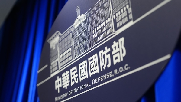 台湾民众党立法院党团26日提出名为“保卫国家安全及强化不对称战力计划采购特别条例”草案,引发行政院与国防部强烈回应