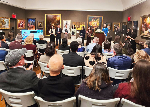 第七届新唐人全世界人物写实油画大赛杰出人文奖获得者,大赛组委会主席LUCY ZHOU(右)颁奖。(摄影:Moira/看中国)