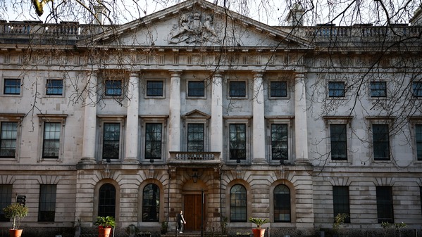 2024年12月6日,倫敦皇家鑄幣局舊址的建築群概覽。中國當局傾向將該地選址作為其新大使館的所在地。 2026年1月20日,英國政府批准了中國在倫敦歷史中心地帶建造「巨型大使館」的計畫。該計劃歷時八年,儘管遭到當地居民和人權組織的強烈反對,最終還是獲批准。 (圖片來源:HENRY NICHOLLS / AFP via Getty Images)(16:9)