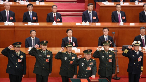 2023年3月11日,在全國人民代表大會第四次全體會議上,中共中央軍委副主席張又侠和何衛東(前排)與新任中央軍委委員一同宣誓就職。(Lintao Zhang/Getty Images)