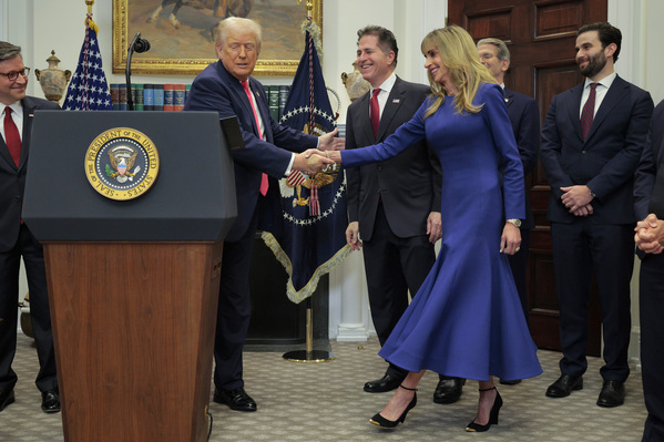 2025年12月2日:美國總統唐納德.特朗普在白宮羅斯福廳宣布「特朗普賬戶」計畫時,與科技億萬富翁邁克爾.戴爾(中)及其夫人蘇珊.戴爾(右三)握手致意。戴爾將自籌62.5億美元用於該計畫,該計畫旨在為未來四年內出生的兒童設立投資賬戶,政府將提供1000美元的啟動資金。(圖片來源:Chip Somodevilla/Getty Images)