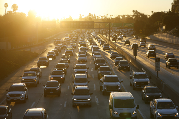 2026年1月15日清晨日出時分，加利福尼亞州洛杉磯，405號州際公路北向車道出現交通擁堵。