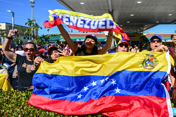 2026年1月3日，在美國佛羅里達州邁阿密附近的多拉爾市，人們對委內瑞拉總統尼古拉斯．馬杜羅被捕的消息做出反應。