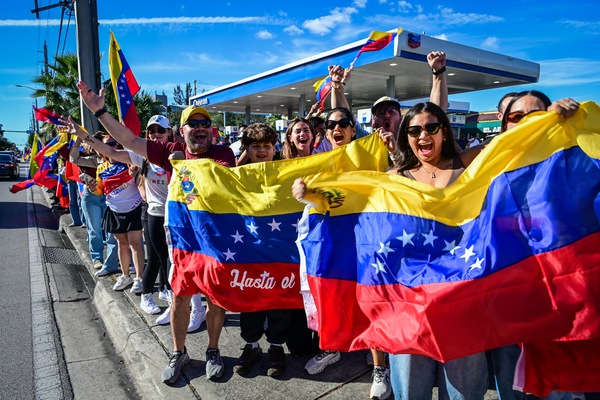 2026年1月3日，在佛罗里达州迈阿密附近的德奥拉尔，民众欢呼委内瑞拉总统尼古拉斯·马杜罗被捕。