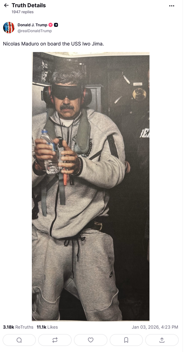2026年1月3日：（編者註：此圖片由第三方機構提供，可能不符合Getty Images的編輯政策。）美國總統唐納德·特朗普在其Truth Social帳號上發布的一張截圖顯示，他所稱的委內瑞拉總統尼古拉斯·馬杜羅出現在加勒比海巡邏的“硫磺島”號兩棲攻擊艦上。 （圖片由Truth Social透過Getty Images提供）