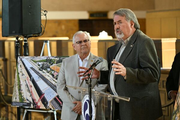 美國眾議員道格.拉馬爾法(共和黨-加州)於2025年2月20日在洛杉磯市中心聯合車站舉行的新聞發布會上發言。