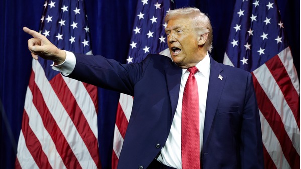 2026年1月6日,美國總統川普在華盛頓特區肯尼迪表演藝術中心舉行的眾議院共和黨人務虛會上發表講話後離開。眾議院共和黨人將在會議上討論他們2026年的立法議程。 (圖片來源:Alex Wong/Getty Images)