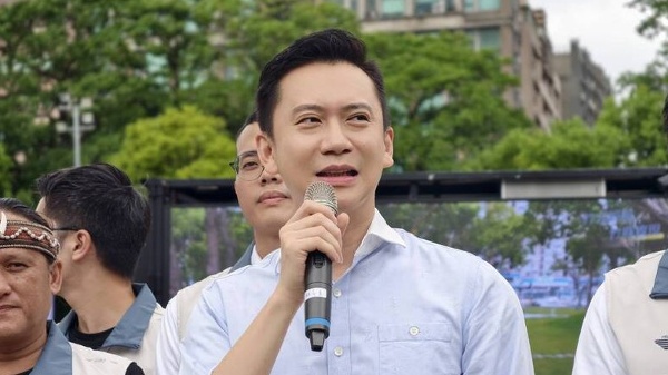 現任竹北市長鄭朝方除了政治身分，亦是專業調香師。（圖片來源：竹北市公所提供/中央社）