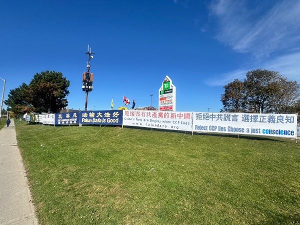 法轮功学员常年在多伦多太古广场外拉起真相横幅，向民众讲述法轮功被迫害的真相。（看中国摄）