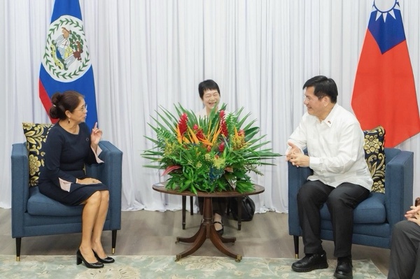 台湾外交部长林佳龙(右)与伯利兹外交暨外贸部长冯赛卡(Francis Fonseca 左)29日见证中华民国国际经济合作协会与伯利兹工商总会(BCCI)。