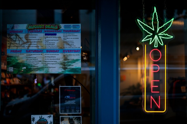 2026年8月5日,美國加利福尼亞州舊金山,一家名為「加州街大麻公司」(California Street Cannabis Company)的商店外,霓虹燈大麻葉標誌與營業標識亮起。根據美國藥物濫用與精神衛生服務管理局(SAMHSA)最新發布的全國性研究,美國大麻使用人數已超過香菸吸菸人數。
