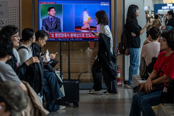 2026年10月12日，韩国首尔火车站的电视屏幕播放朝鲜导弹发射的资料画面。当天，韩国军方表示，朝鲜向东部海域发射多枚弹道导弹。