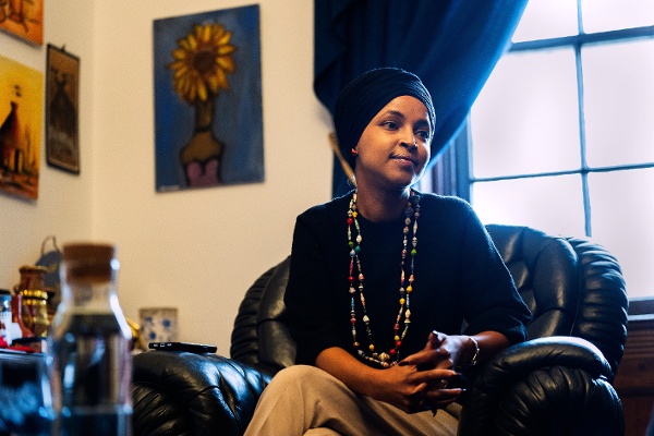 2025年12月10日，美国民主党籍联邦众议员伊尔汗·奥马尔（Ilhan Omar）在华盛顿特区国会山的办公室内拍摄肖像照。
