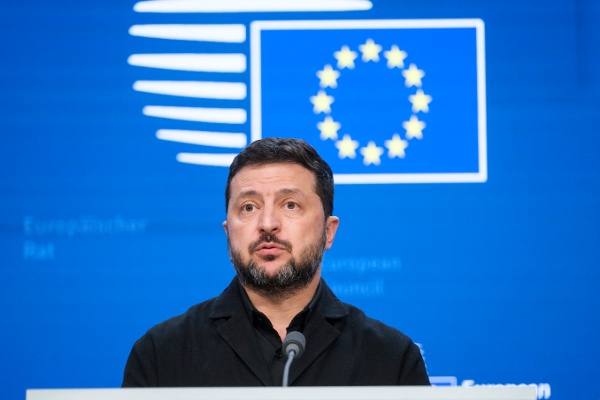 2026年10月16日，比利時布魯塞爾，烏克蘭總統澤倫斯基（Volodymyr Zelenskyy）在歐洲理事會舉行的歐盟峰會期間接受媒體採訪。