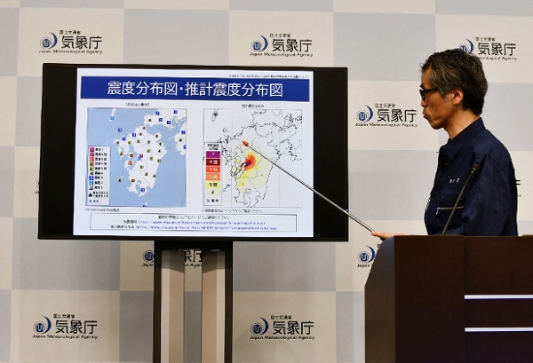 日本氣象廳地震海嘯防災規劃官員清本真司解釋了2026年7月28日發生在東京熊本縣的7級地震。日本首相高市早苗表示,這場強烈地震導致日本西南部建築物倒塌並引發火災。日本廣播協會(NHK)報導稱,至少有50人被送往醫院。(圖片來源:JIJI Press / AFP via Getty Images)