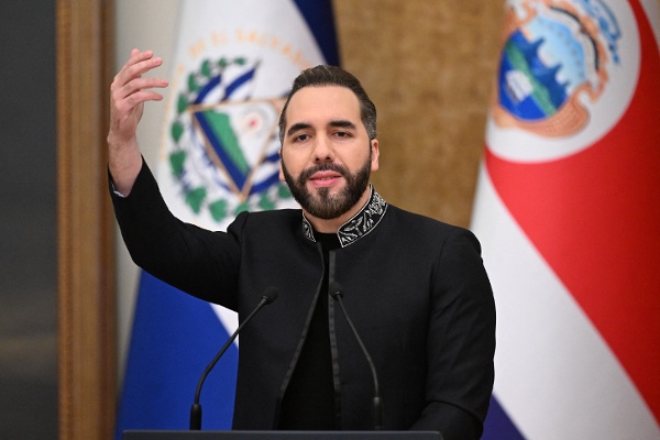 2026年10月16日，薩爾瓦多總統布克爾（Nayib Bukele）與哥斯大黎加總統勞拉．費爾南德斯（Laura Fernández）在薩爾瓦多首都聖薩爾瓦多的總統府舉行聯合記者會。
