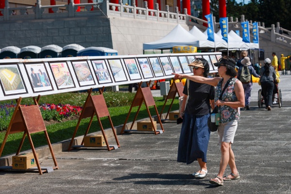 廣場周邊設有真相展板，供過往民眾了解法輪功及其受中共迫害的真實情況。