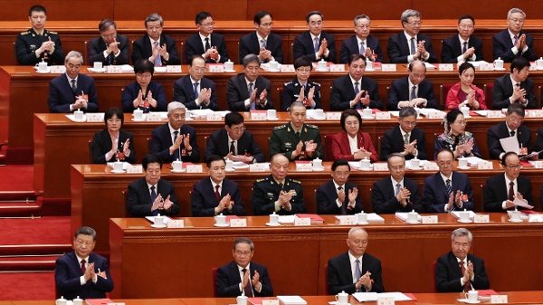 2026年3月12日,中共黨魁習近平、國務院總理李強、中共中央書記處書記蔡其等,在全國人民代表大會閉幕式上鼓掌。(圖片來源:ANDRES MARTINEZ CASARES / POOL / AFP via Getty Images)