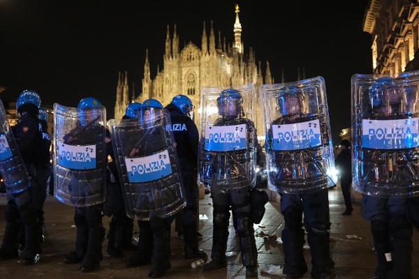 2026年10月17日,意大利米兰爆发骚乱,警方施放催泪瓦斯驱散人群,警员在大教堂外警戒。