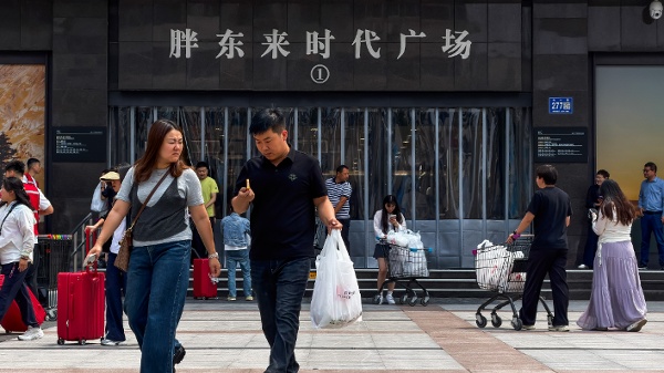 2026年5月14日，中国河南省许昌市的胖东来时代广场外的顾客。