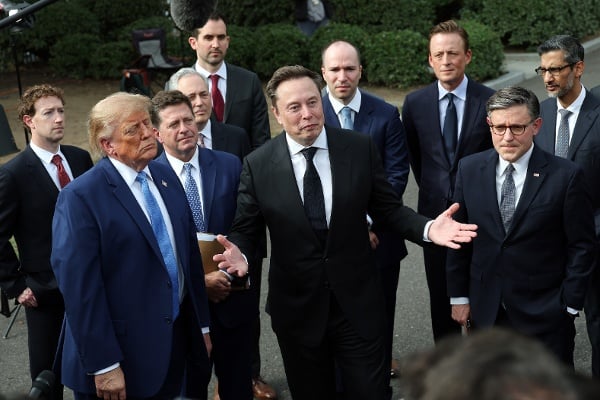 2026年9月29日,埃隆.馬斯克(Elon Musk)、馬克.扎克伯格(Mark Zuckerberg)與美國總統川普(Donald Trump)在華盛頓白宮西翼外,出席人工智慧會議後的記者會。